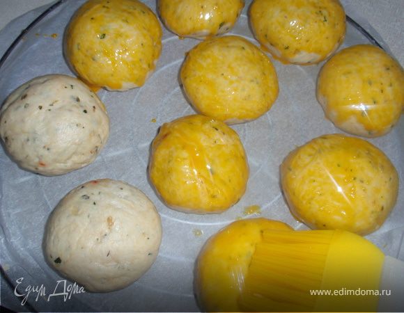 Сделать хлебцы, смазать желтком. Дать расстояться 30 минут.