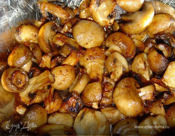 Грибы нарезаем половинками и обжариваем на растительном масле.