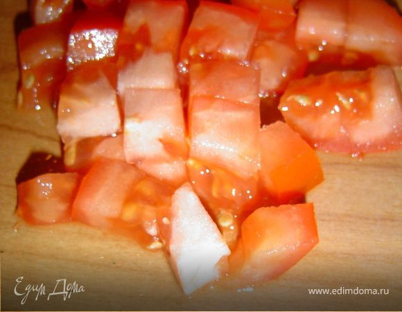 Отварное куриное мясо, сыр, помидоры, нарезаем кубиками, маслины оставляем целыми.