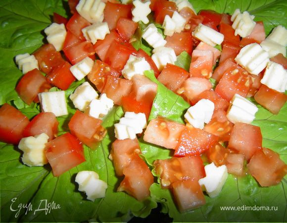 На тарелку кладем листья салата, а сверху, послойно, выкладываем все ингредиенты.