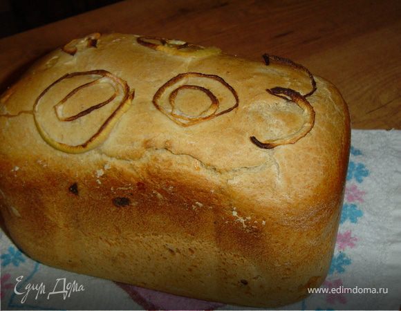 Это рецепт для хлебопечки, поэтому кладeм ингредиенты в контейнер в следующем порядке - теплая вода, мелко нарезанные лук, чеснок, нарезанный кубиками сыр и соль. После этого добавляем пшеничную муку, ржаную и дрожжи.
В моей хлебопечке необходимо 3 часа 40 минут для выпекания этого хлеба. За 40 -45 мин. до окончания программы открываем хлебопечку и выкладываем кольца лука для украшения. 