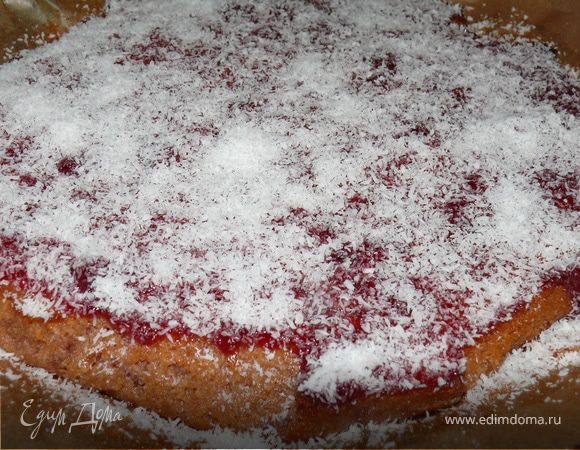 немного остудить. 1 л. джема подогреть в микро.Смазать пирог,посыпать стружкой.Нарезать на порции. Вкусно как в холодном, так и в теплом виде!