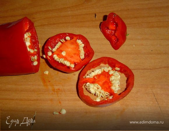 Красный сладкий перец нарезаем поперек, подготавливаем "ручки" будущих кружек.