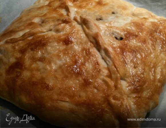 Тесто разморозить, рыбку почистить, распотрошить и филе порезать небольшими квадратиками квадратиками. Немного обжарить (минут 7-10). Грибы обжарить с луком и чесноком. Смешать грибы с рыбкой, добавить сметану, все перемешать и выложить на раскатанное тесто. Защипнуть края как Вам нравится.
Выпекать при 170 градусах 20 минут, затем достать, обмазать яйцом, и еще на 10 минут в духовку.