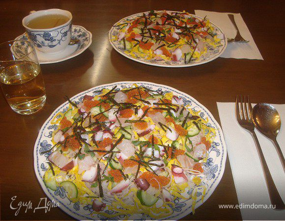 Рис отвариваем до готовности ( в оригинале- японский круглый рис)...Добавляем в рис японский уксус как для суши.
Лосось или семгу запечь. затем порубить на кусочки..
яйца взбиваем (+соль на кончике ножа) -жарим два-три тонких омлета. Сворачиваем трубочкой и режем тонкими полосками...
огурец разрезаем пополам и тонко шинкуем...
