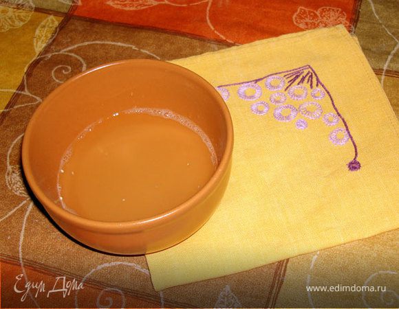 За это время выжимаем из лимона 1-2 ст. ложки сока. Количество надо подбирать индивидуально... Привыкнете к тем сливкам, которые будете покупать постоянно, и результат будет идеален. Я немного лишнего сока налила, попробую в следующий раз уменьшить его количество.