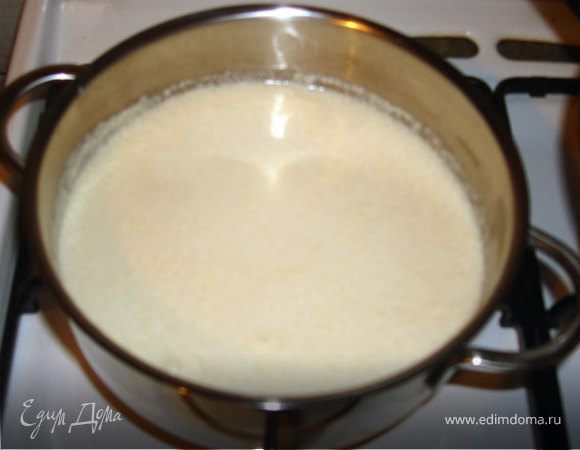 Выключаем нагрев. Вливаем сок в нагретые сливки, перемешиваем, оставляем на 5-10 минут. 