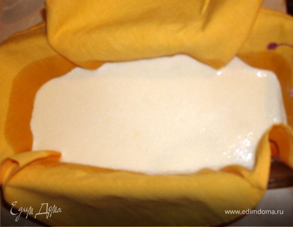 Как только видим в сливках мелкие хлопья, выливаем массу на салфетку...