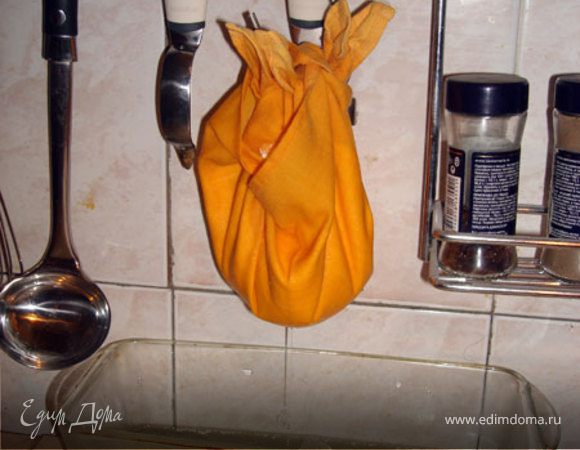 Связываем уголки, и подвешиваем узелок над лотком... Сыворотку соберем для блинов...