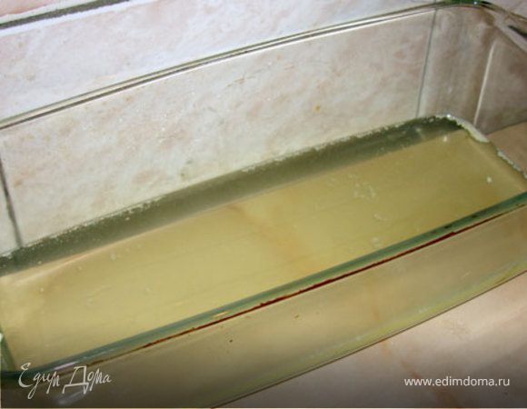 Если сливки свернулись хорошо, сыворотка будет прозрачной.