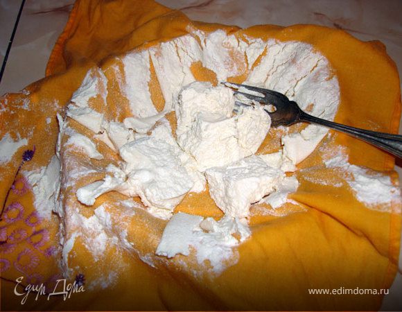 В салфетке - маскарпоне... На отцеживание ушло около часа.