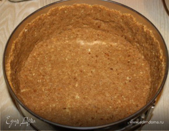 Печеньки измельчаем в крошку и смешиваем с растопленным сливочным маслом. Полученную смесь выкладываем ровным слоем в форму и хорошенько утрамбовываем.