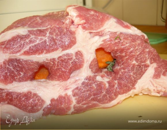 Снаружи мясо не солить и не перчить. 