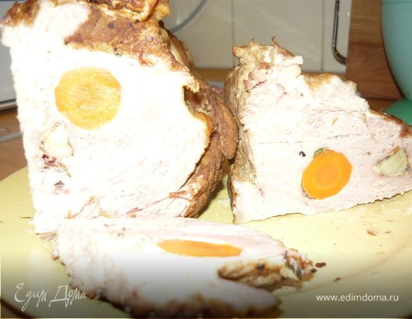 Обжаренный кусок переместить в кастрюлю с кипящей водой. Добавить соль, перец, лавровый лист. Отварить до готовности - часа 1,5-2 в зависимости от размера куска мяса.
В результате получается изумительно вкусная сочная и нежная буженина и отличный бульон, который можно использовать для приготовления, например, щей. 