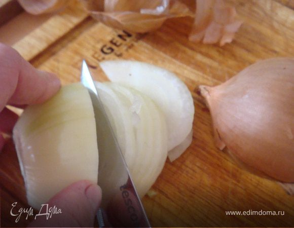 Приготовим сам маринад: лук разрезать пополам и одну половину мелко нарезать. Добавить к нему раскрошенный лавровый лист, горчицу, сметану и мускатный орех. Все перемешать — основной маринад готов.
