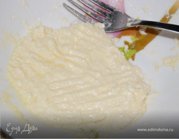 Творог с яйцом немного размять вилкой.