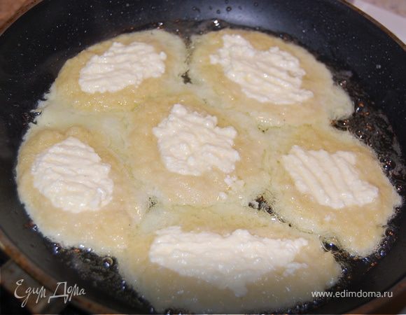 На сковородку с разогретым растительным маслом накладываем порционно сначала тесто, затем в каждый дерун немного творога, а сверху снова тесто.