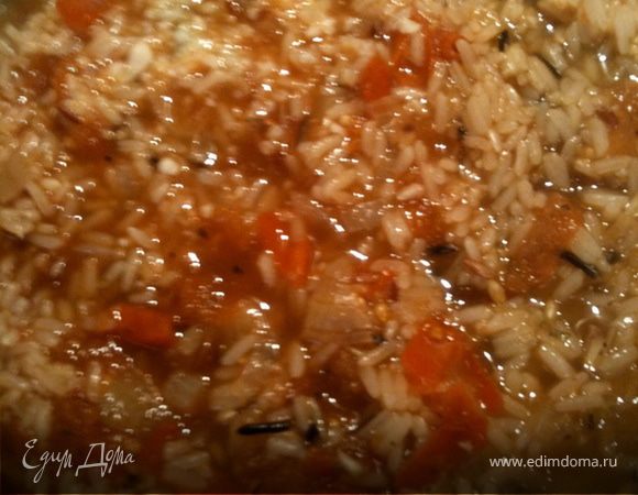 Мидии отварить. Водичку от них оставить. 
В сотейнике обжариваем лук и чеснок (не весь), высыпаем рис, заливаем 3 стаканами бульона от мидий, добавляем 2 ст.л томатной пасты и порезанный квадратиками томат, закрываем крышкой и тушим на медленном огне до готовности риса (минут 20)