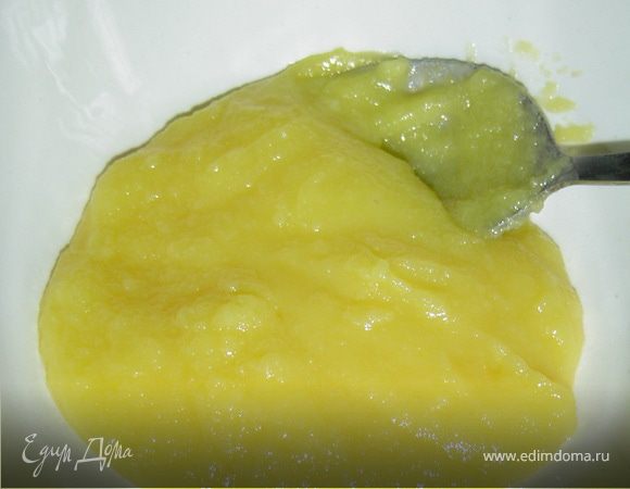 Пока корзинки пекутся, готовим крем.
Для этого растираем добела желток со 100 г сахара.Нагреваем сливки, добавляем к ним растертый с сахаром желток и варим до загустения на медленном огне.