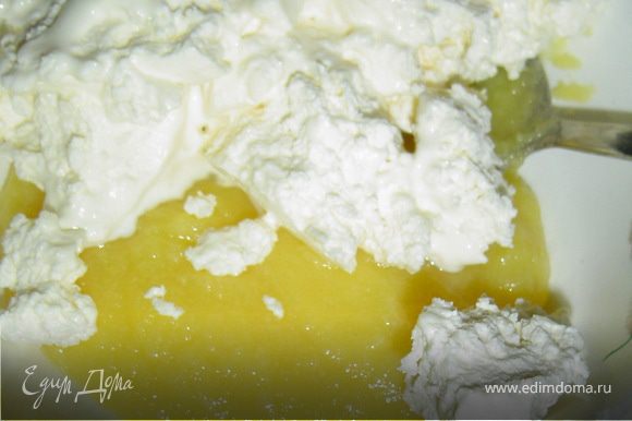 После загустения снимаем крем с плиты и даем остыть. Когда крем остынет, добавляем к нему сливочный сыр и аккуратно перемешиваем.