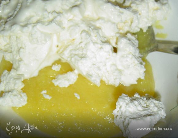 После загустения снимаем крем с плиты и даем остыть.
Когда крем остынет, добавляем к нему сливочный сыр и аккуратно перемешиваем.