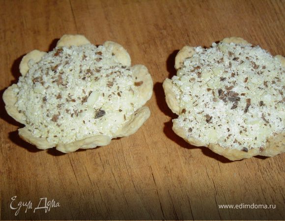 присыпаем белым и черным шоколадом (натертым на мелкой терке).