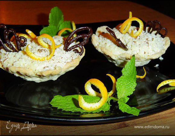 Украшаем цедрой лимона и заранее подготовленными фигурками из шоколада.
Приятного аппетита!