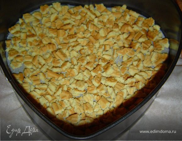 Печенье измельчаем и выкладываем в форму(разъемную).