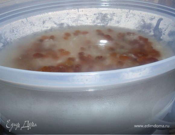 Рис и изюм (предварительно промыть) залить водой и  отправить в пароварку.