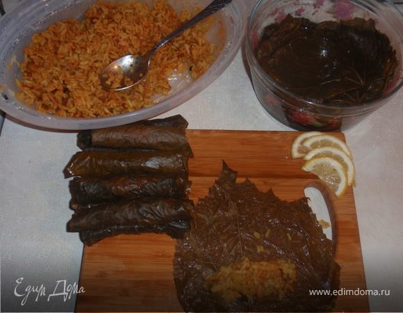 Через 20минут снимаем с пара рис и добавляем приправу и томатную пасту. Если приправа без соли, можно посолить.  Отправляем назад в пароварку минут на 10.