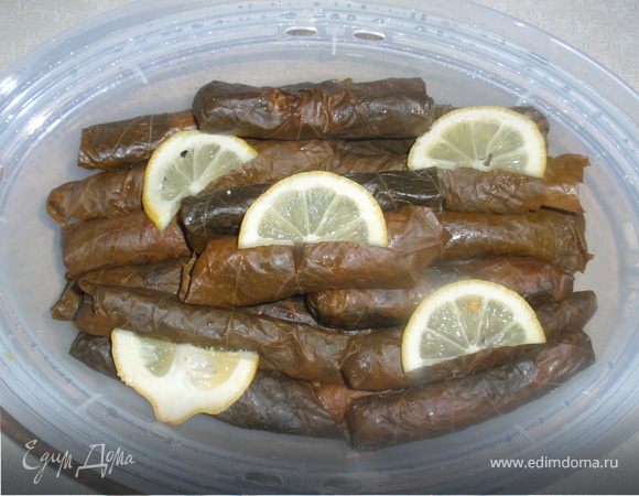 Заворачиваем в листики рис. Укладываем в пароварку, сверху ложим дольки лимона. И варим на пару еще 10 минут 