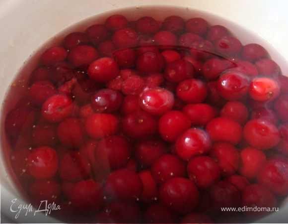 Вишенку и малинку перебрать,промыть под холодной водой, положить в кастрюлю и залить водой так,чтобы она лишь покрывала наши ягоды. Проварить до мягкости минут 10.