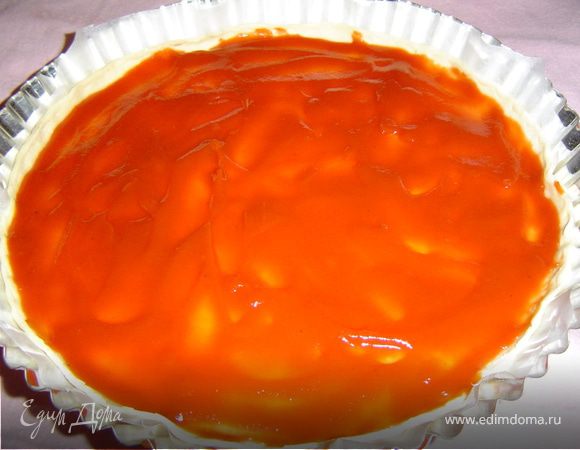 На тесто наносим томатный соус,