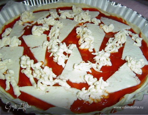 сверху кладем кусочки любого твердого сыра,плавленный сыр,