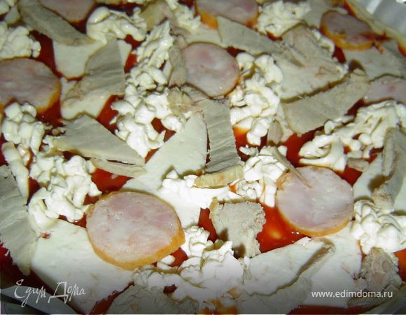 нарезанную тонкими кружками копченую куриную колбасу,кусочки буженины,