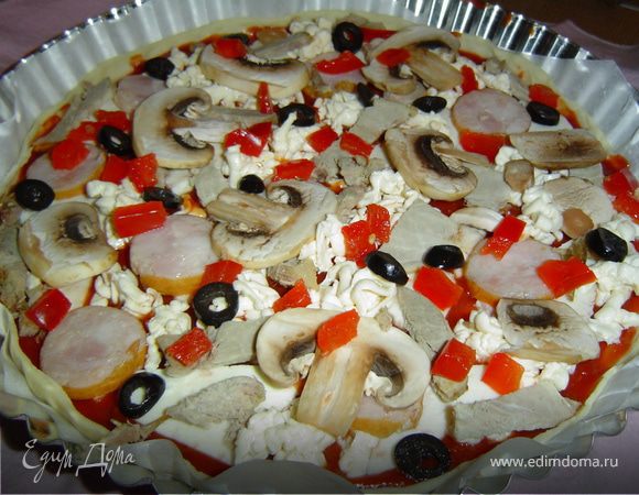 нарезанные пластинками грибы,мелко нарезанный сладкий перец, маслины.