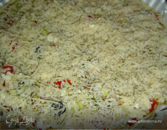 и засыпаем все измельченным сыром.