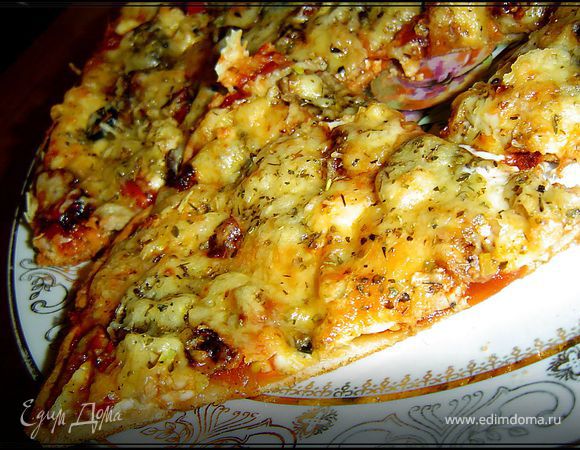 Получаем пиццу, в которой всего в меру - и теста, и пиццевой начинки. Приятного аппетита!!!