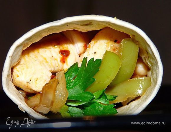 На сковороде гриль поджарить мясо (полоски) по несколько минут со всех сторон. Отложить. Теперь овощи, минут 5.
Подогреть тортилья на гриле, положить на тарелку, выложить курицу, овощи, немного йогурта и петрушку, полить лимоном.