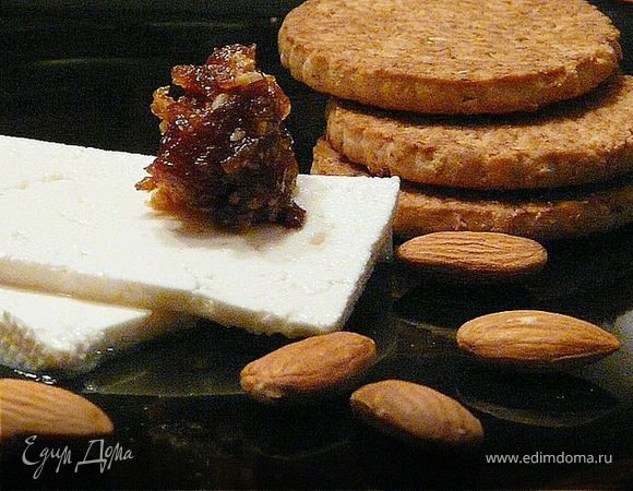 Блендером смолоть в пасту все компоненты (сначала сухофрукты- хотя это будет не очень просто, можно капнуть воды). Разделить массу на шарики, размером с грецкий орех, обвалять в кунжуте (лучше жареном). Накрыть их полотенцем и хранить несколько дней в комнате, они немного подсохнут (хотя можно и не ждать, конечно). В холодильнике могут лежать пару недель. 
