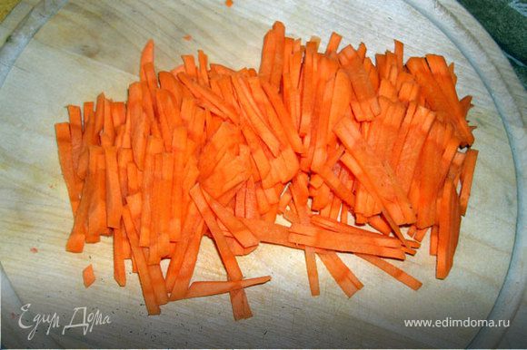 Нашинкуем тонкой соломкой морковь. Перец нарежем любыми мелкими кусочками.
