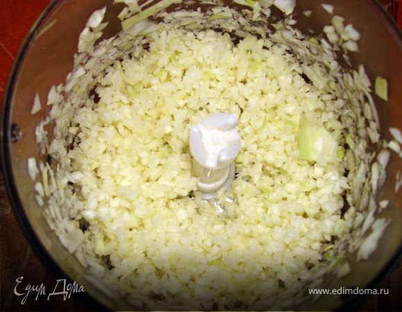 Капусту измельчим в блендере на высокой скорости. Получится мелко и сок не потеряется.