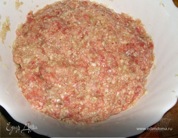 Хорошо смешаем фарш, капусту, половину лука, яйца, щепотку зиры, половину чайной ложки смеси для гриля, соль. 