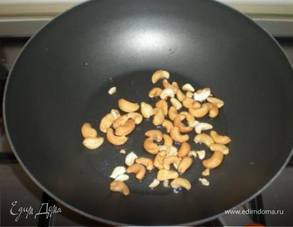 На арахисовом масле обжарить до золотистого цвета арахис и выложить в тарелку.