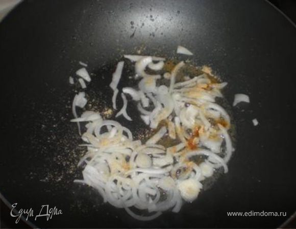 На том же масле обжарить лук с тертым имбирем.