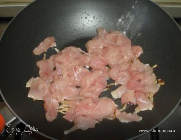Добавить кусочки куриного мяса и все вместе поджарить до готовности.