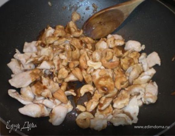 Теперь добавьте соус и в самом конце орехи кешью. Приятного аппетита!