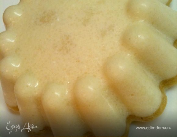 1. Желатин залить водой и оставить на 30 минут.
2. Печенье растолочь в крошку и смешать с яблочным пюре. Убрать в морозилку на часик.
3. Творог взбить с йогуртом или сметаной, добавить размятый в пюре банан.
4. Взбить белок до крепкой пены (пиков).
5. Молоко с желатином нагреть и перемешать (НЕ кипятить), влить в творожную массу и дать остыть.
6. Аккуратно ввести белок, все перемешать, вылить в форму, выложенную печеньем и убрать в холодильник минимум на 3 часа, потом полить густым какао с молоком или шоколадом.