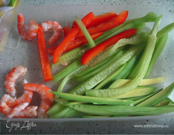 Промыть рис,залить холодной водой,варить до полуготовности.
Тем временем 25гр.уксуса смешать с солью.Выложить рис в миску(лучше деревянную)равномерно распределить по нему соленый уксус,оставить остывать.Порезать овощи и очистить кревветки