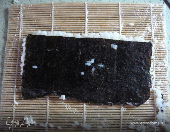 Взяв за верхний край легко перевернуть